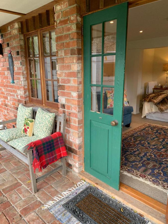Mill Cottage - Boutique Accommodation And Garden Акароа Экстерьер фото